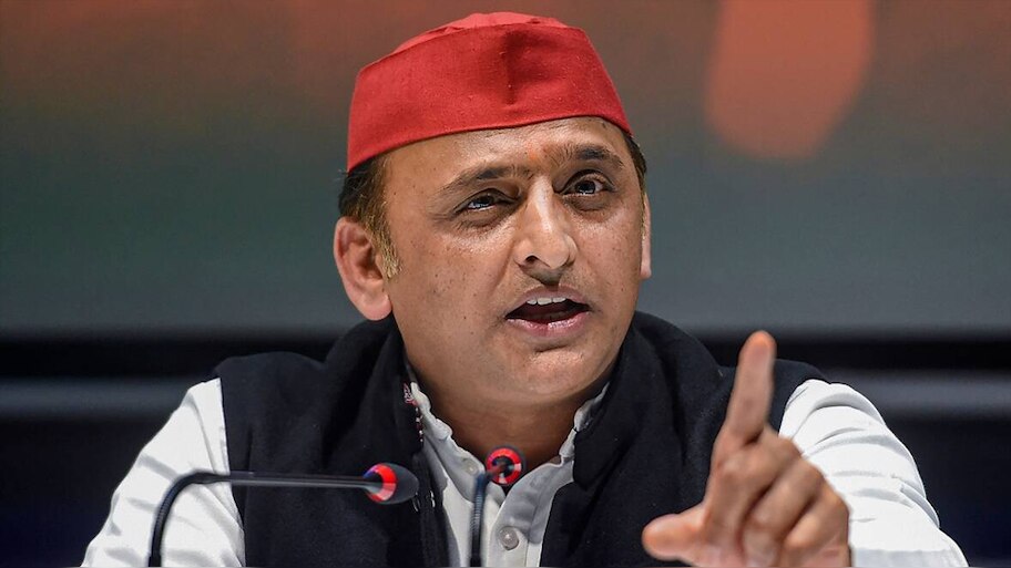 आज़म ख़ान के असेंबली से नाअहल क़रार दिए जाने पर आया अखिलेश का रिएक्शन