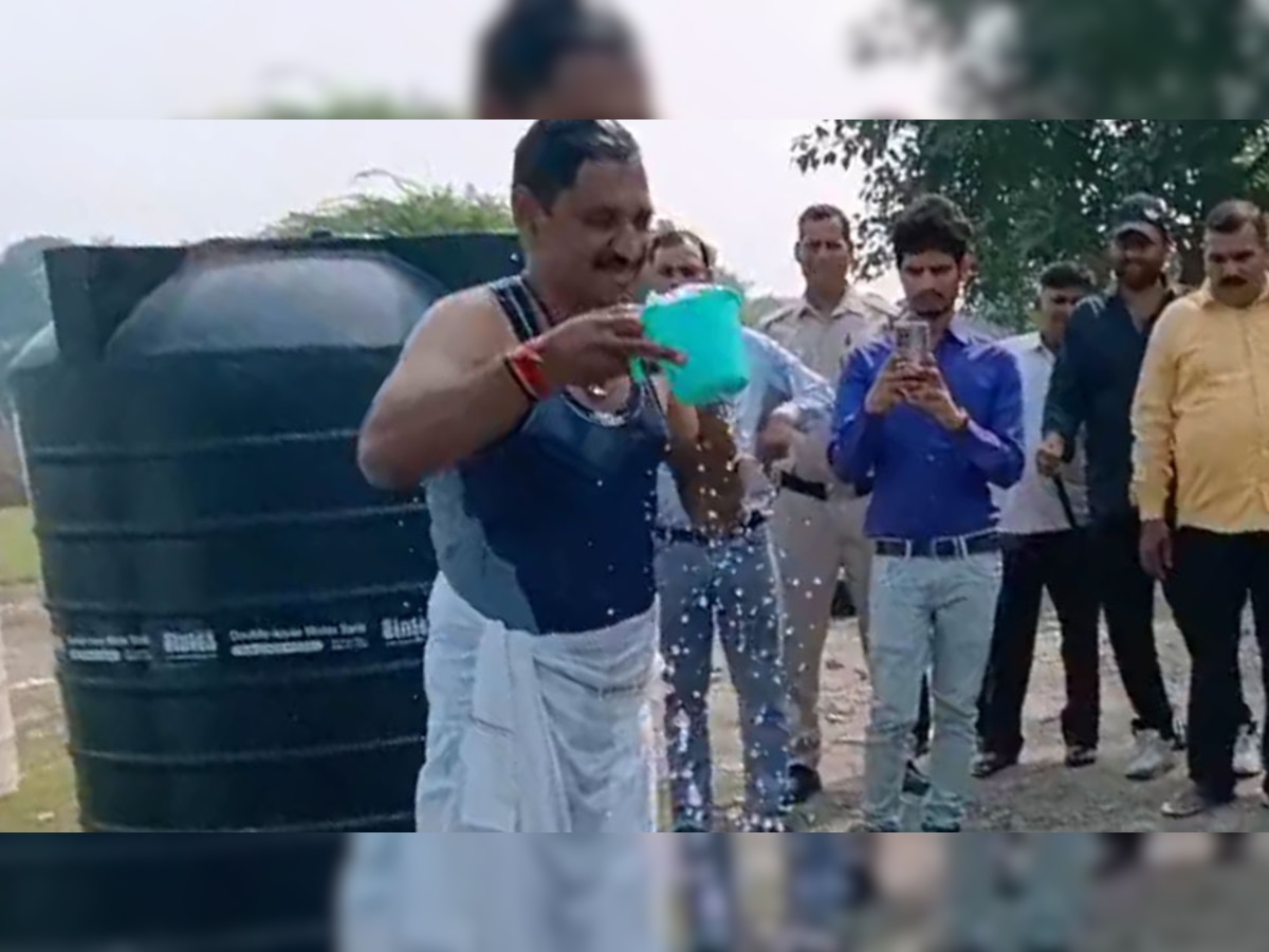 दिल्ली जल बोर्ड के डायरेक्टर यमुना के पानी से नहाए
