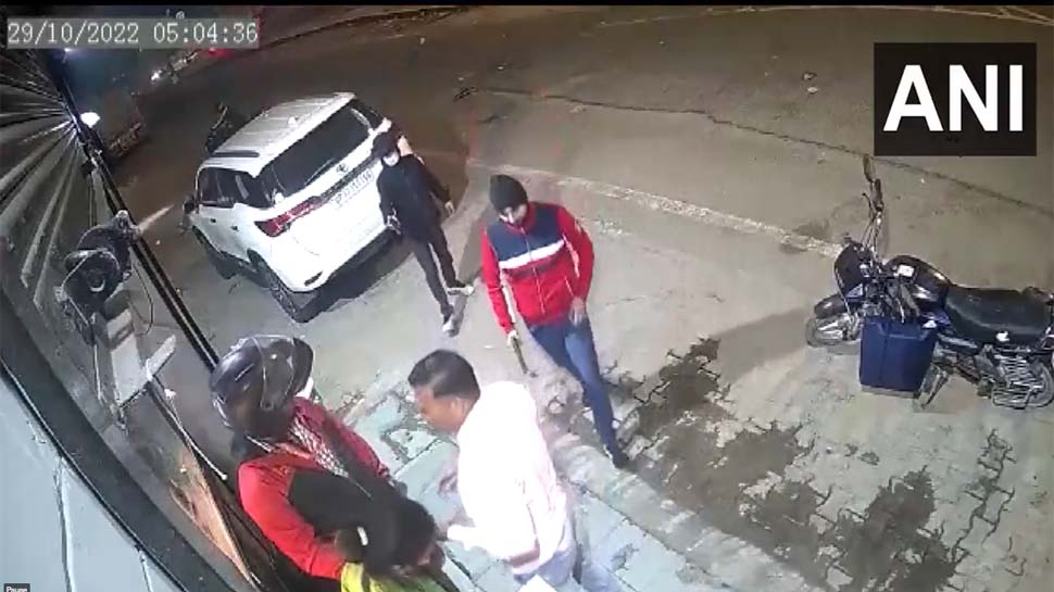 राजधानी दिल्ली में बंदूक़ दिखाकर बदमाशों ने लूटी फॉर्च्यूनर कार; देखें वीडियो राजधानी दिल्ली में बंदूक़ दिखाकर बदमाशों ने लूटी फॉर्च्यूनर कार; देखें वीडियो