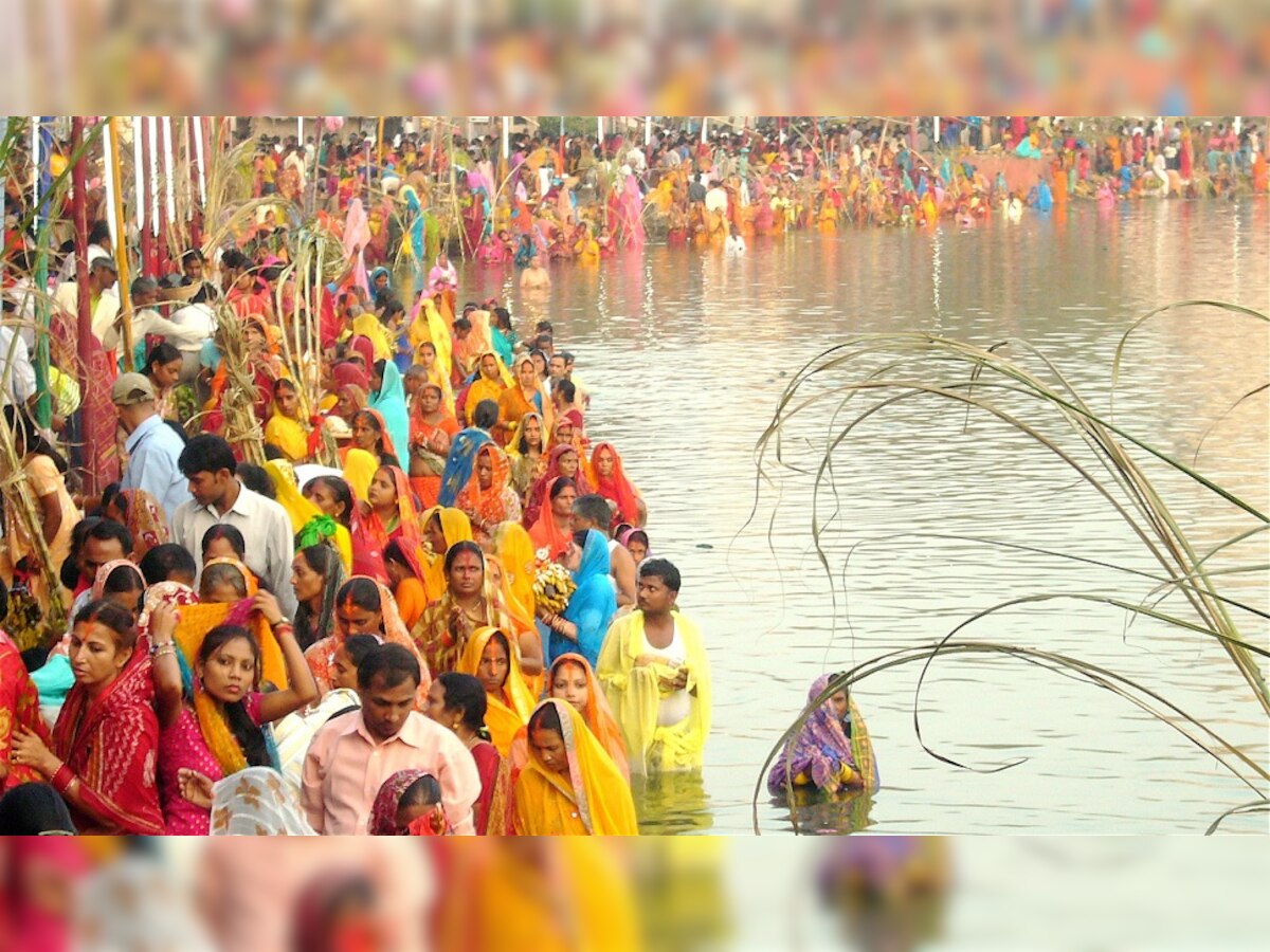 लोक आस्था का महापर्व छठ, उगते सूर्य को अर्घ्य देने घाट पर पहुंचे श्रद्धालु 