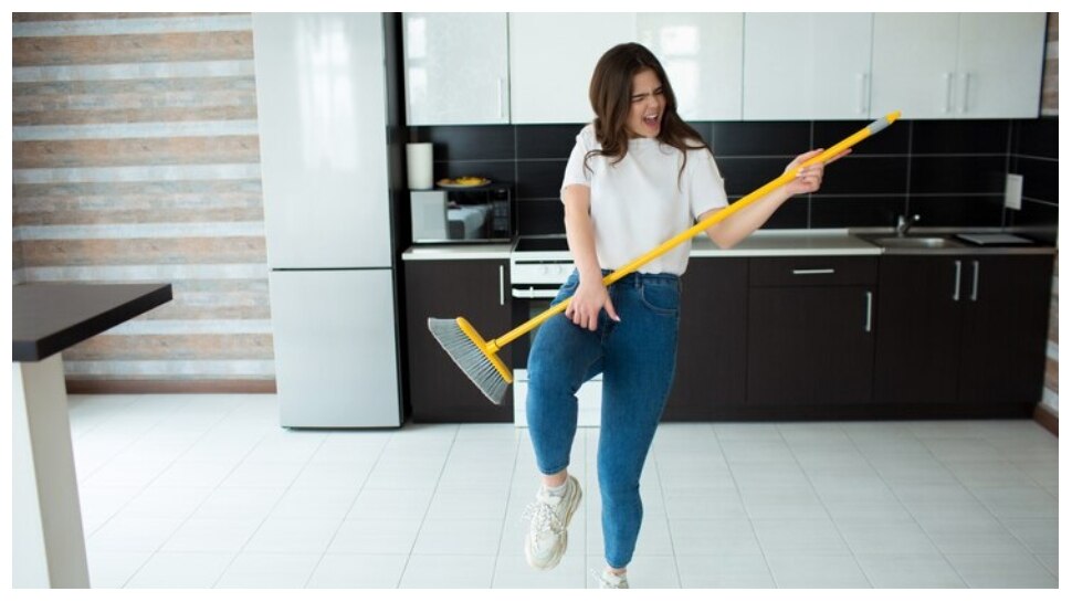 Weight Loss Exercise: घर की सफाई के साथ गायब हो जाएगी पेट की चर्बी, पोछा लगाते हुए करें ये एक्सरसाइज