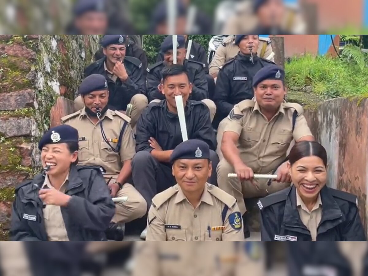 Viral Video: पुलिस वालों ने सीढ़ी पर बैठकर किया ऐसा मजेदार काम, देखकर हंसी नहीं रोक पा रहे लोग