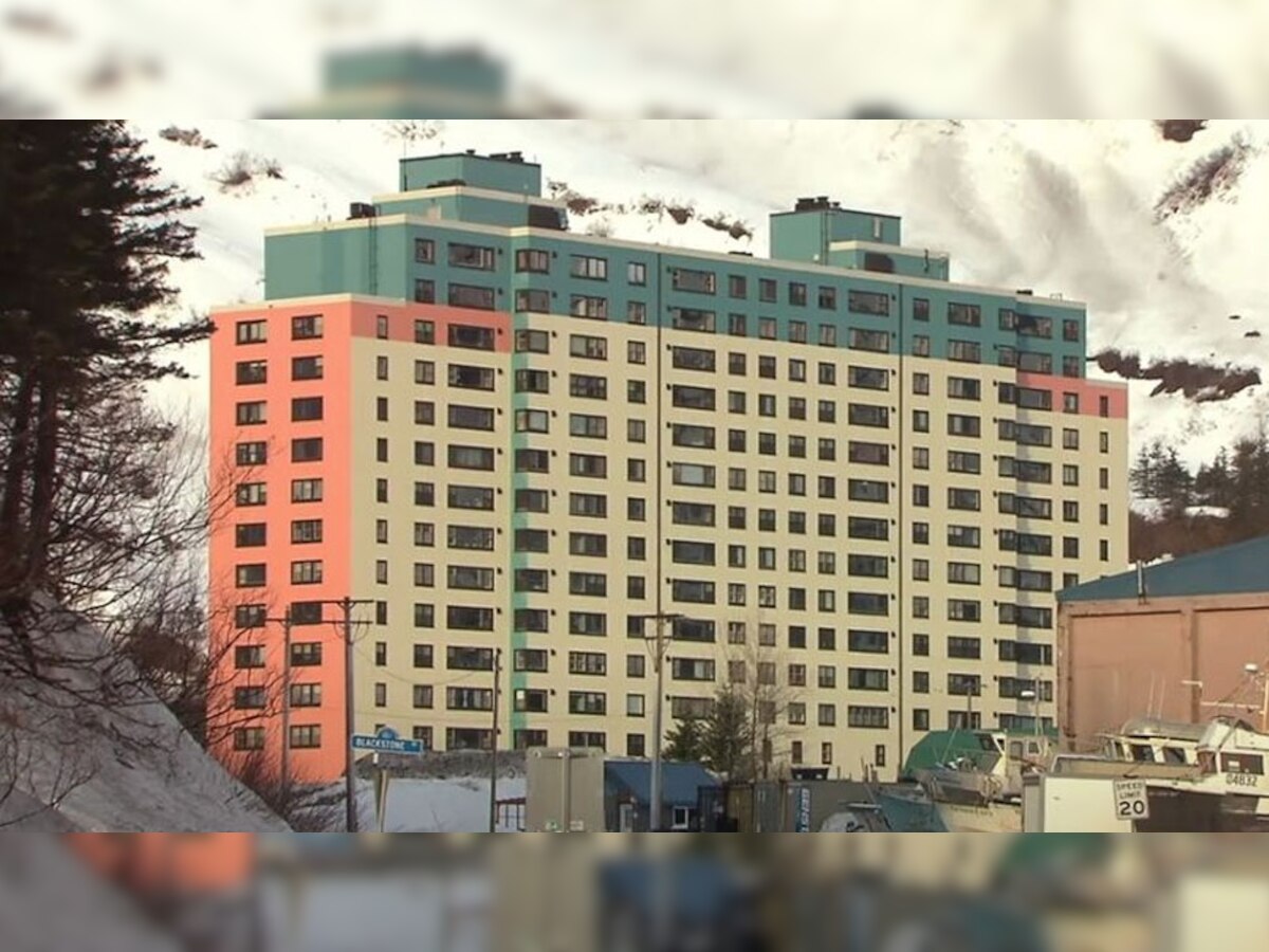 व्हिट्टिअर शहर में पूरे शहर के लोग 14 मंजिला बिल्डिंग में एक साथ रहते हैं.