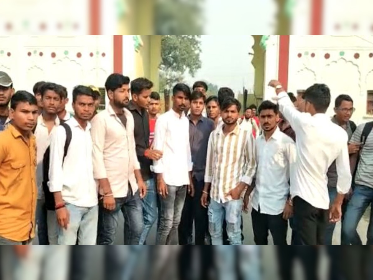 अलवर के राजर्षि कॉलेज के गेट पर विद्यार्थियों ने किया प्रदर्शन.