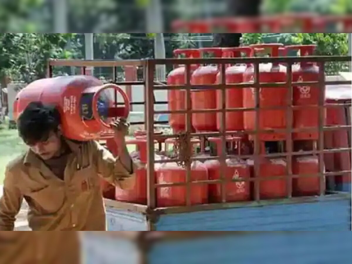 LPG Gas Rates: महंगाई से मिली राहत, LPG सिलेंडर हुआ 115 रुपये सस्ता, ये हैं नई दरें