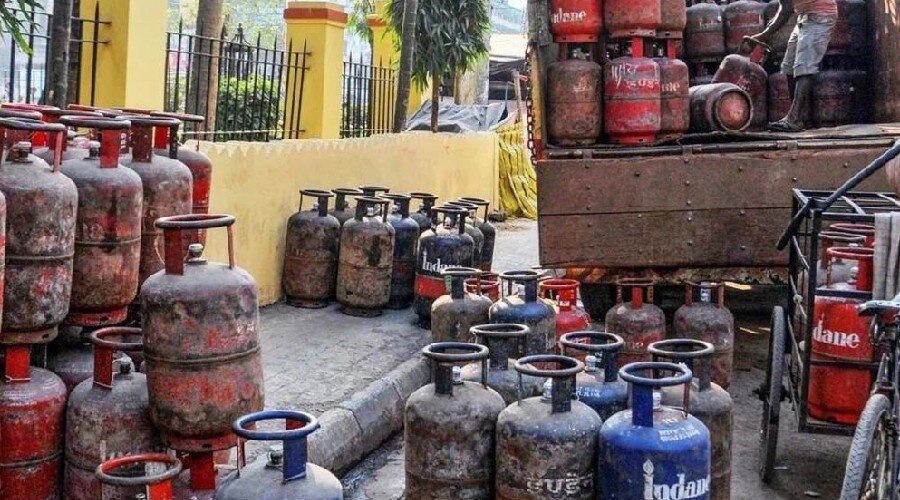 LPG cylinder new price: सस्ता हुआ एलपीजी सिलेंडर, 115 रुपये कम होने के बाद, जानें नई कीमत