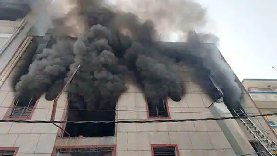 दिल्ली: नरेला में मौजूद फैक्ट्री में लगी आग, 2 लोगों की मौत, दर्जन भर लोग घायल