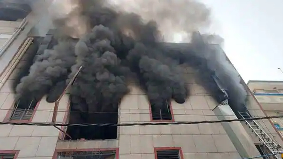 दिल्ली: नरेला में मौजूद फैक्ट्री में लगी आग, 2 लोगों की मौत, दर्जन भर लोग घायल दिल्ली: नरेला में मौजूद फैक्ट्री में लगी आग, 2 लोगों की मौत, दर्जन भर लोग घायल
