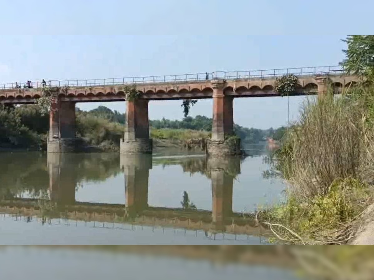 Kushinagar: कुशीनगर और देवरिया के बीच 118 साल पुराना पुल दे रहा हादसों को दावत, योगी के मंत्री ने लिया संज्ञान