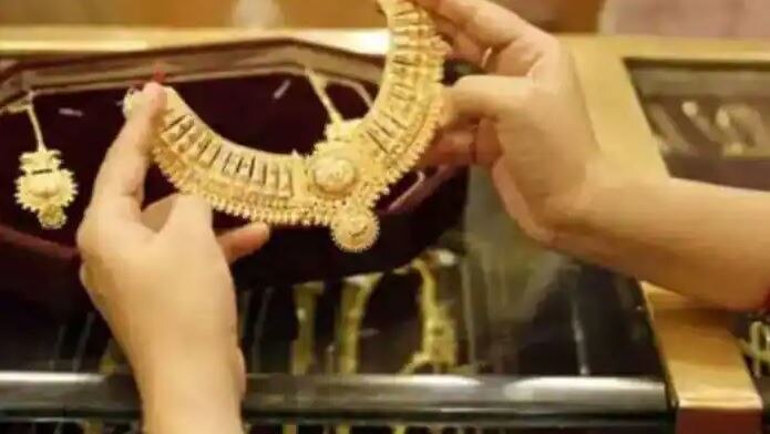 Gold Price Today: आज 600 रुपये प्रति दस ग्राम सस्ता हुआ सोना, जानें दिल्ली सर्राफा बाजार में क्या है कीमत