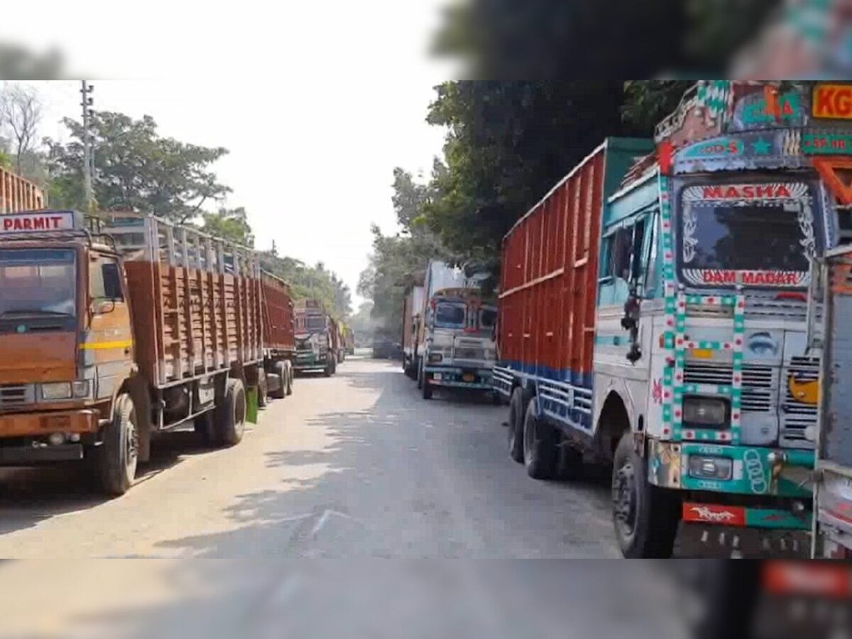 Chandauli : यूपी-बिहार सीमा पर ओवरलोड वाहनों के खिलाफ पुलिस का अभियान, 1 करोड़ का जुर्माना वसूला गया