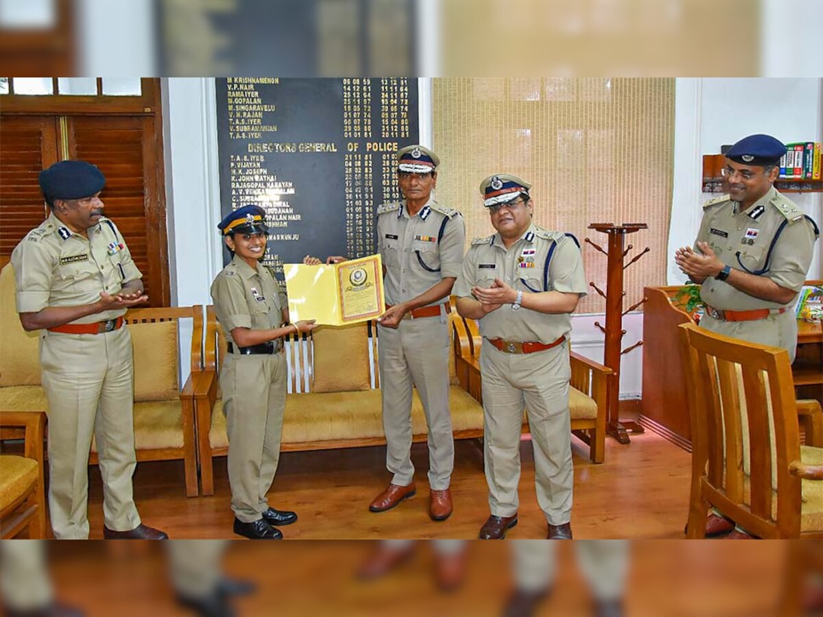 सिविल पुलिस अफसर एम. आर. रम्या पुलिस अफसर से प्रमाणपत्र लेती हुईं