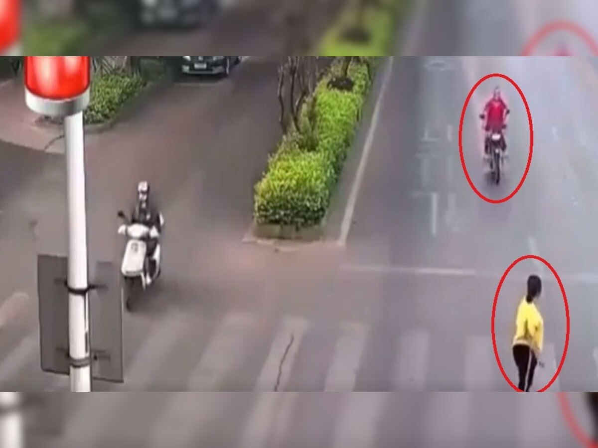 Accident: बाप रे बाप! सड़क के बीचोंबीच जाकर रुकी महिला, सामने से आ रही थी बाइक और फिर..., देखें वायरल Video