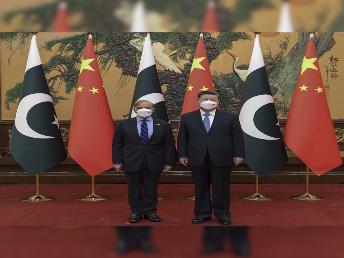 पाकिस्तान के प्रधानमंत्री शाहबाज शरीफ और चीन के राष्ट्रपति शी चिनफिंग 