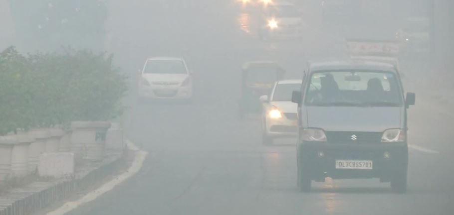 दिल्ली एनसीआर में कोहरा और प्रदूषण से मिलकर बनी जहरीली धुंध, जानें कहां कितना AQI