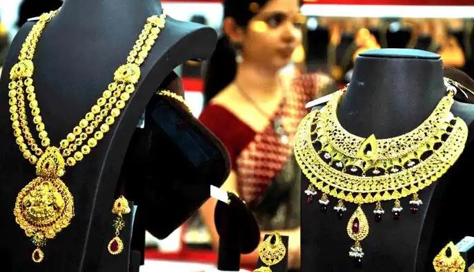 Gold Rate: आज दिल्ली सर्राफा बाजार में बंपर सस्ता मिल रहा सोना, 8,700 रुपये तक गिरी कीमत