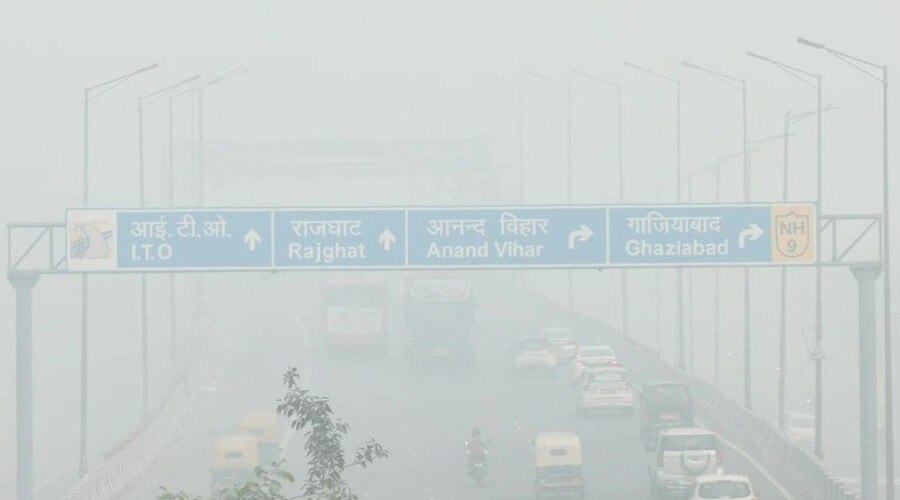खतरे के निशान के पास पहुंचा दिल्ली का प्रदूषण, नोएडा में स्कूल बंद, राजधानी में कंस्ट्रक्शन पर लगी रोक