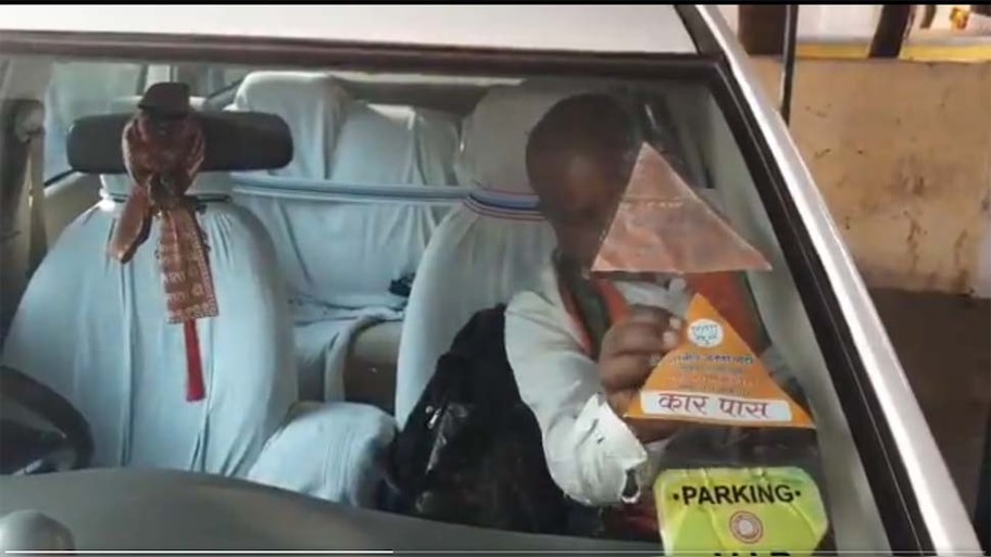 कांग्रेस MLA के घर छापा मारने वाली आयकर टीम की गाड़ी पर BJP का स्टीकर; Video वायरल  