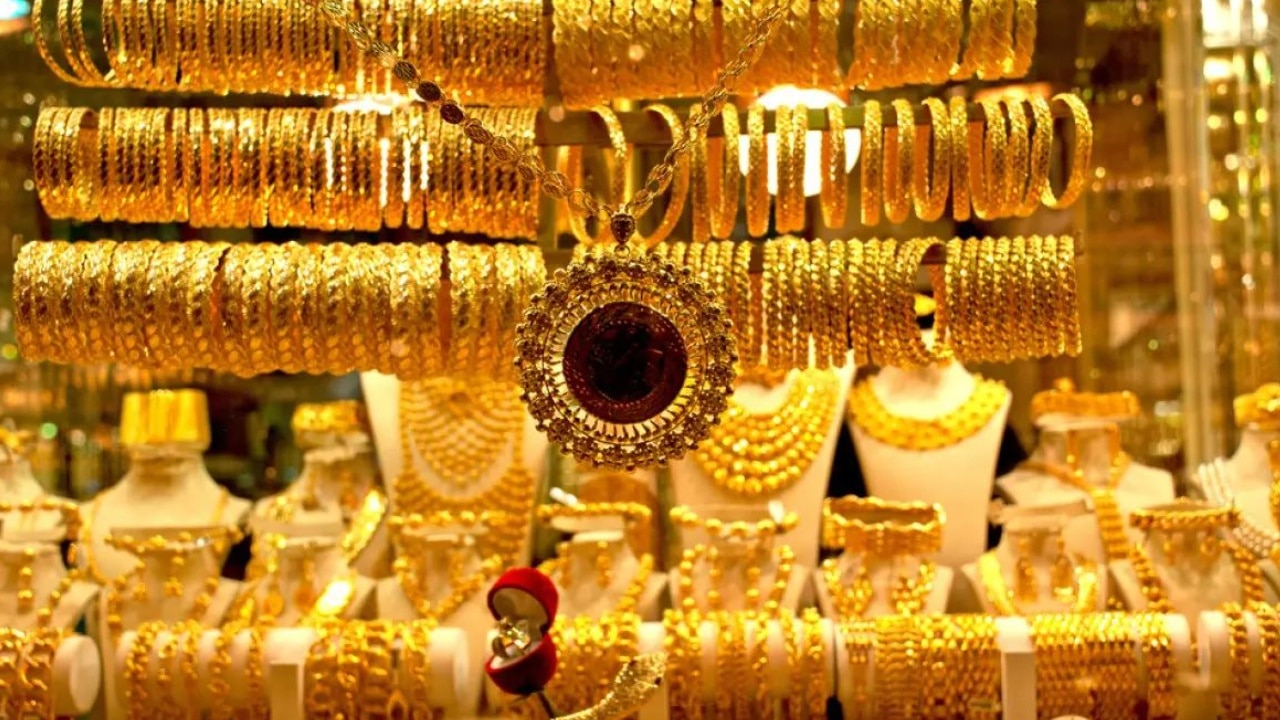 Gold Price 5 Nov: दो दिनों तक लगातार गिरावट के बाद 8400 रुपये गिरे सोने के दाम, जानिए क्या है नया भाव