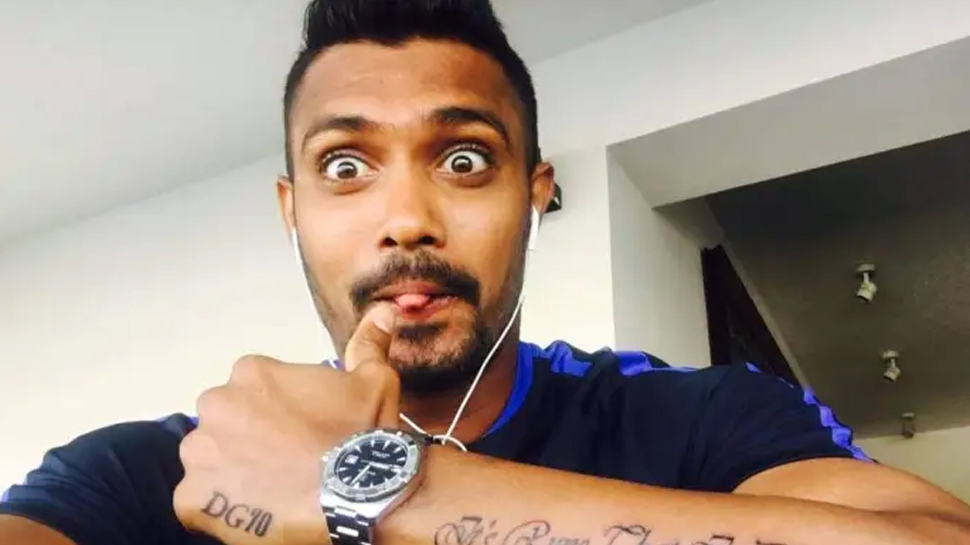 Cricketer Arrested in Rape: टी20 वर्ल्ड कप खेलने पहुंचे खिलाड़ी पर रेप का आरोप, गिरफ्तार Cricketer Arrested in Rape: टी20 वर्ल्ड कप खेलने पहुंचे खिलाड़ी पर रेप का आरोप, गिरफ्तार