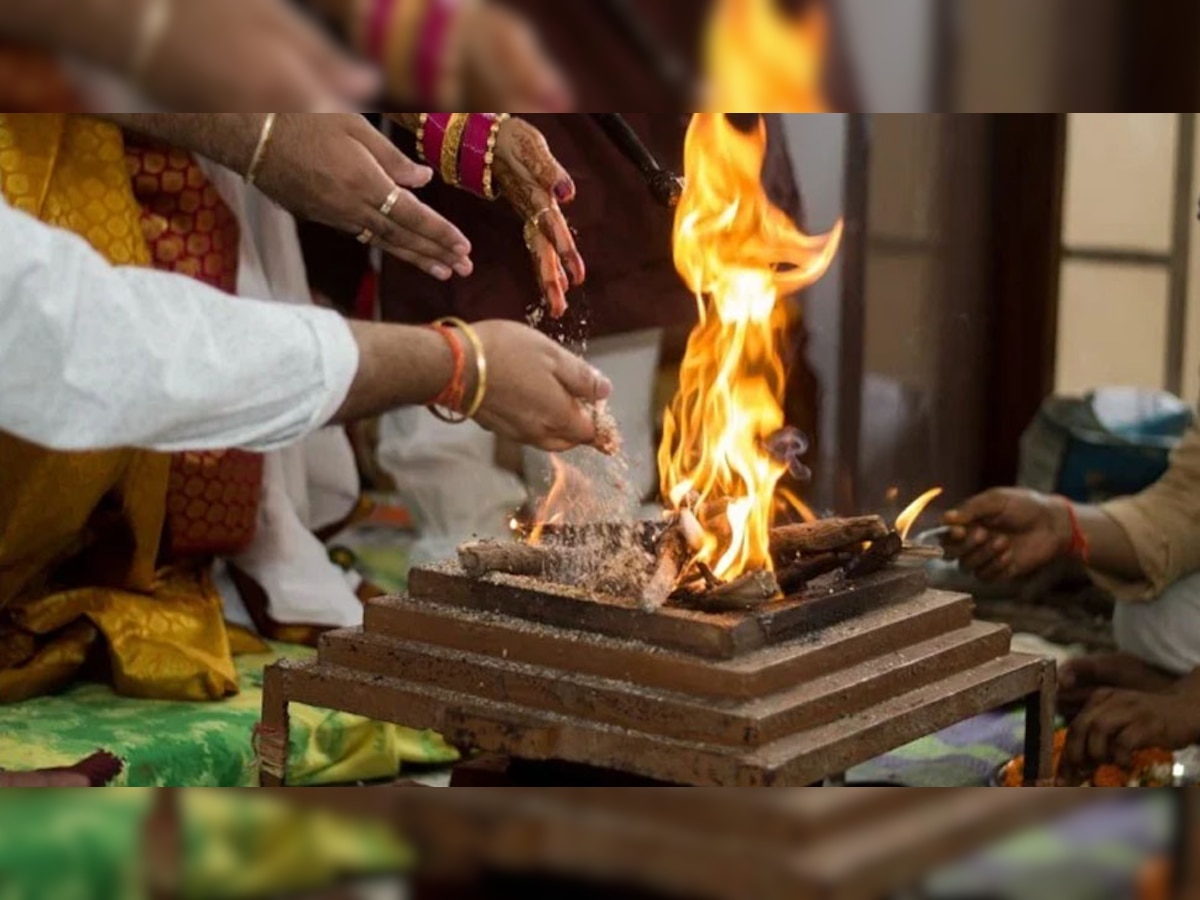 Havan Ki Rakh ke Fayde: घर में पैसों की तंगी से चल रहे हैं परेशान? आज ही कर लें हवन की राख से जुड़े ये 4 चमत्कारी उपाय