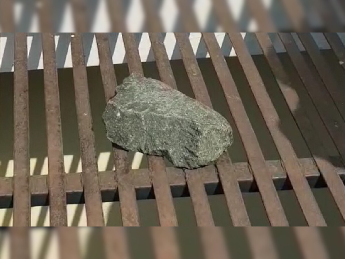 UP News : पीलीभीत में आसमान से गिरा पत्थर आफत का संकेत तो नहीं, वैज्ञानिक जांच करने पहुंचे