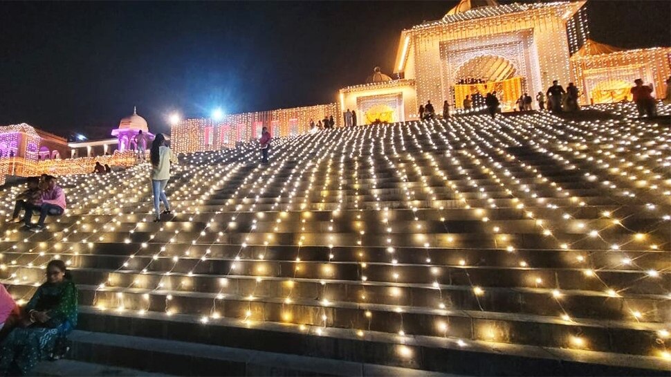 दीपों की अनंत कतार