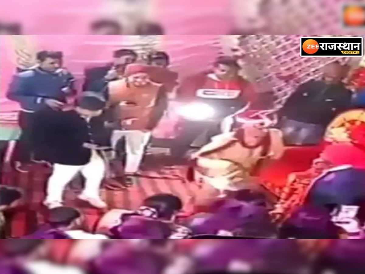 Video: वरमाला समारोह के दौरान दूल्हे ने की शर्मनाक हरकत, दुल्हन की आंखे झुक गई