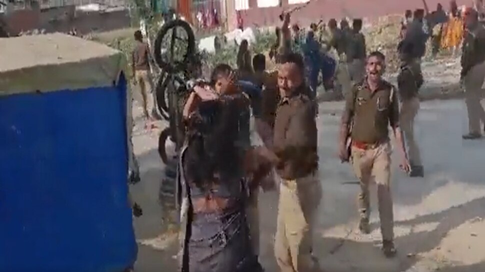 Ambedkar Nagar news male police constables beaten female protesters