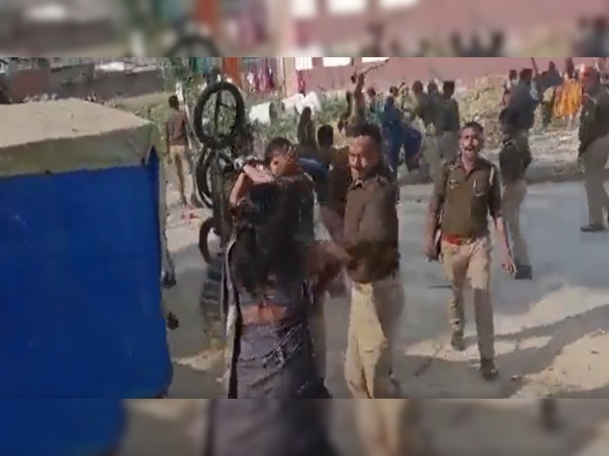 Ambedkar Nagar यूपी पुलिस का वीडियो वायरल; ख़ातून एहतेजाजियों को दौड़ाकर पीटा