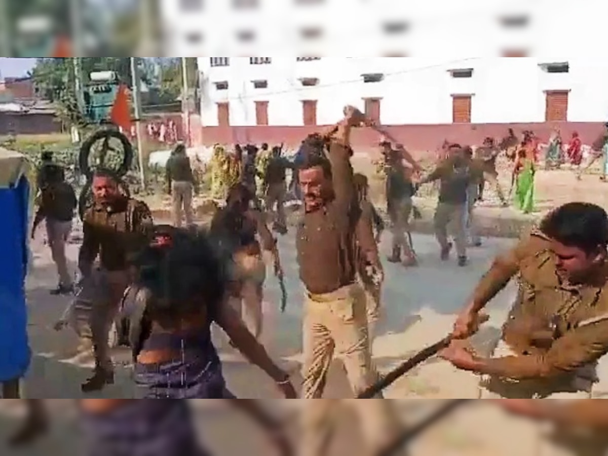 UP Police beaten Women Protesters: ପୋଲିସର ବର୍ବରତା: ମହିଳାଙ୍କୁ ଆଖିବୁଜା ମାଡ଼, ଗୁରୁତରଙ୍କୁ ବି ଅଣଦେଖା