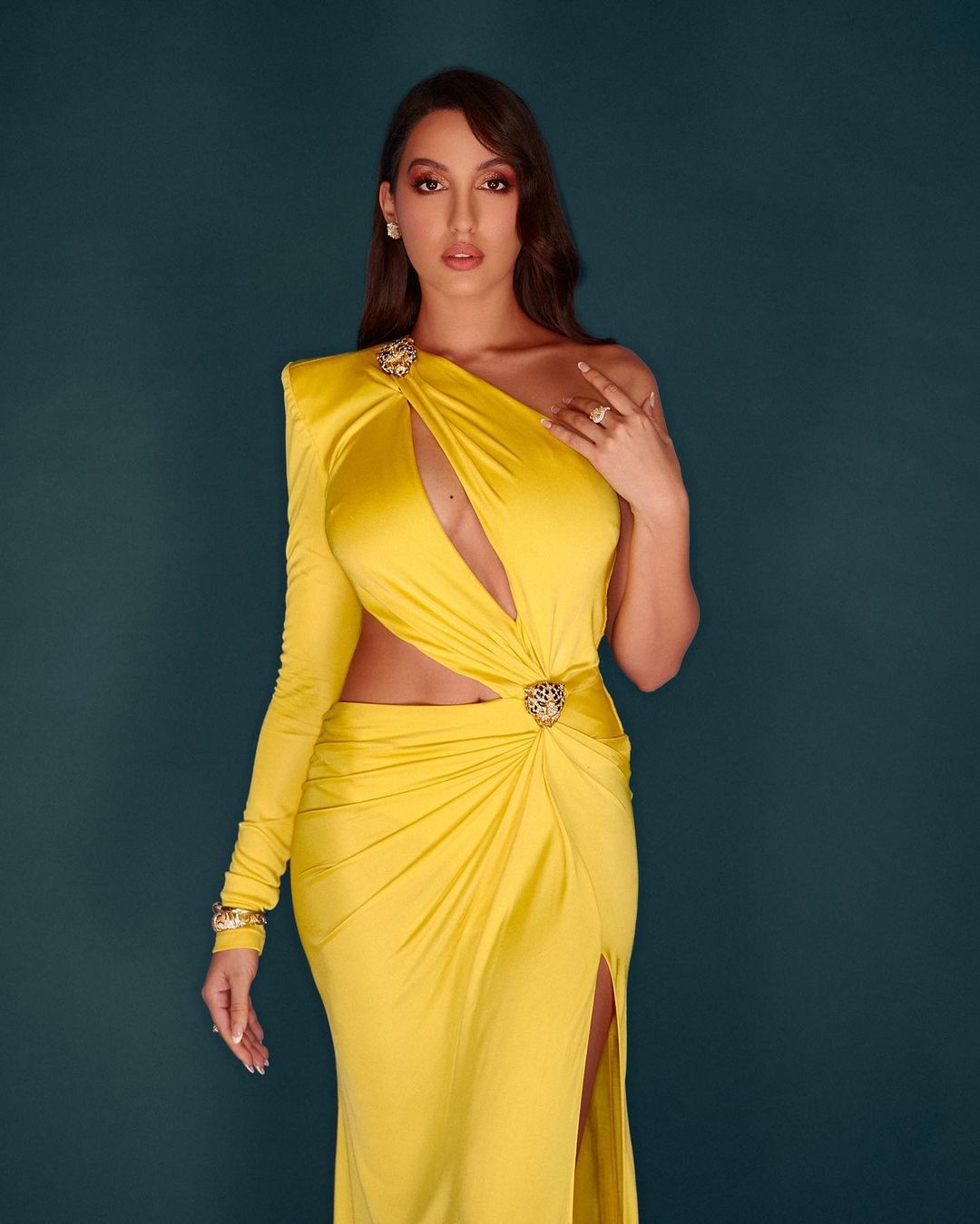 Nora Fatehi ने टाइट मरून शिमरी बॉडीकॉन ड्रेस पहनकर दिखाए हुस्न के लाखों रंग, किलर लुक्स देख आउट ऑफ कंट्रोल हो रहे फैंस...