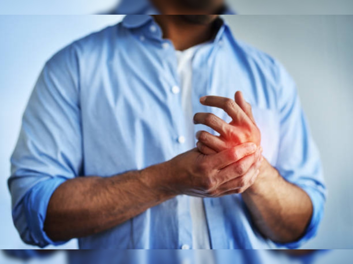 Hand bone Pain: हाथों की हड्डियों में होता है दर्द तो अनदेखा न करें, हो सकती है ये खतरनाक बीमारी