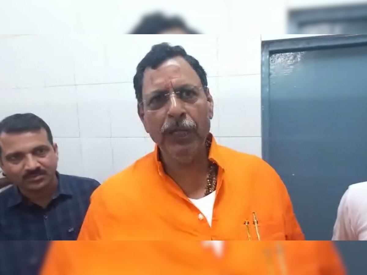 Mirzapur: मंडलीय अस्पताल पहुंचे BJP विधायक ने कहा- 'हम आ रहे हैं यैसी की तैसी करने, आदत सुधार लीजिए, ये नहीं चलेगा'