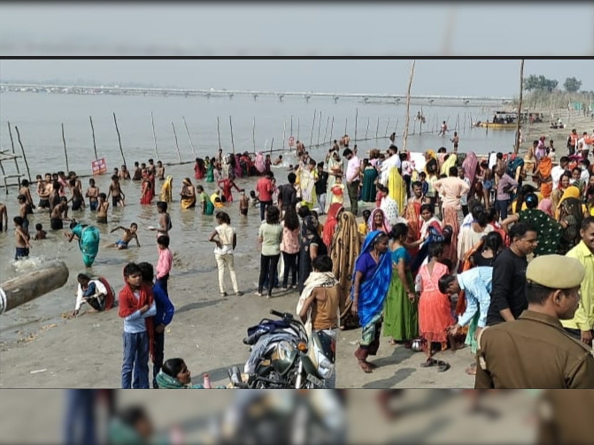 Kartik Purnima Ganga Snan: कार्तिक पूर्णिमा पर गंगा स्नान के लिए घाटों पर उमड़ा सैलाब, श्रद्धालु लगा रहे आस्था की डुबकी