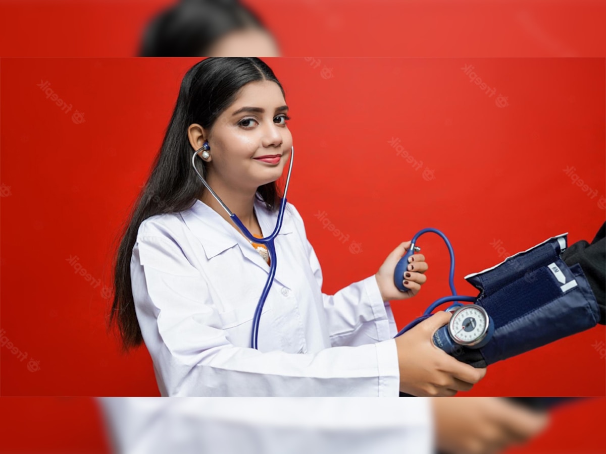 Blood Pressure: उम्र के अनुसार कितना होना चाहिए ब्लड प्रेशर? महिलाओं और पुरुषों के लिए अलग-अलग है रेंज