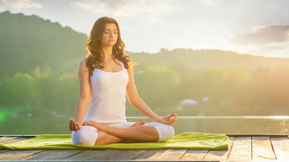 Health Tips: ऑफिस और घर संभालने के कारण भूल गईं हैं खुद को फिट रखना, करें ये 3 योगासन शरीर रहेगा सुडौल