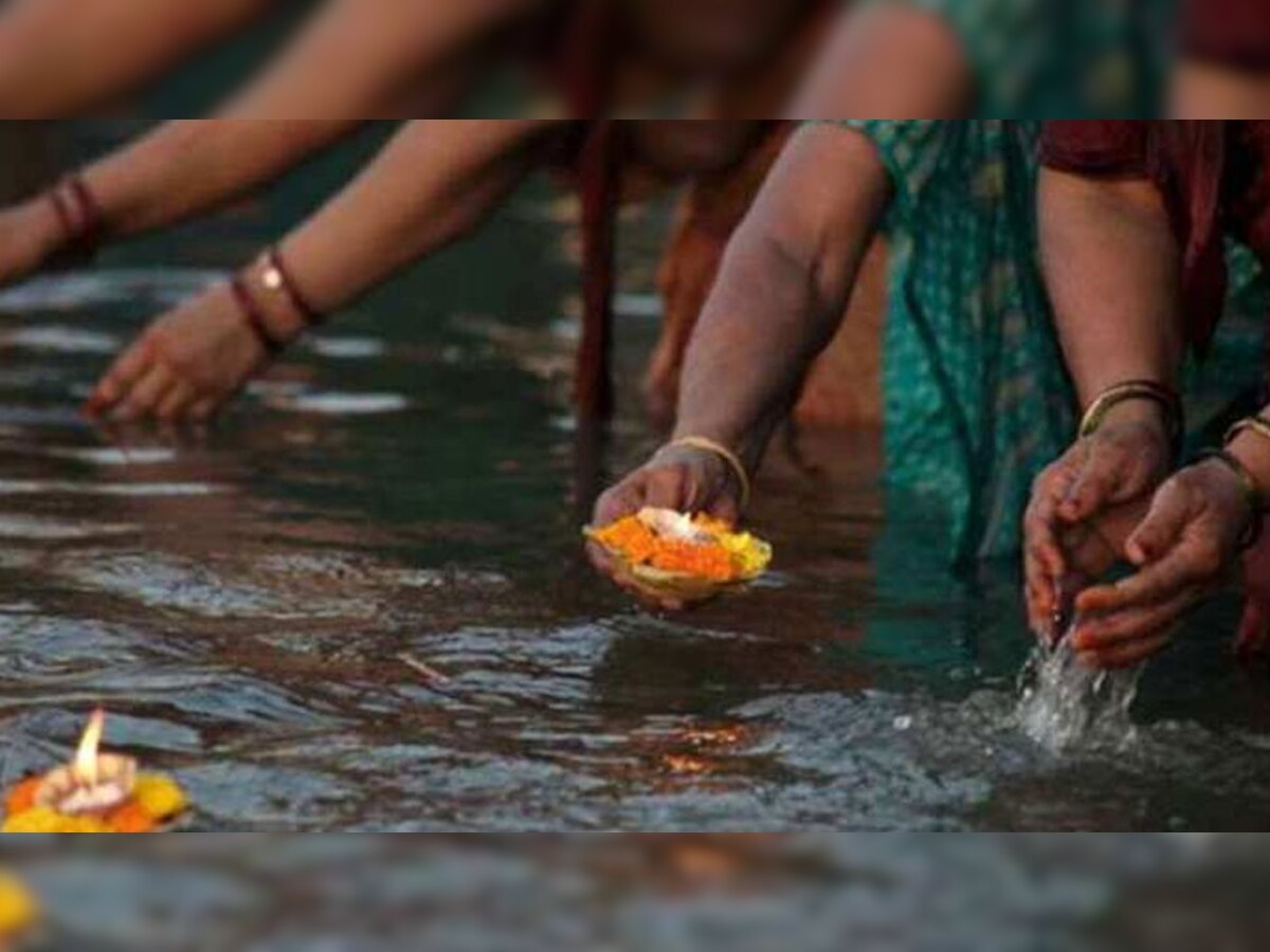 हजारों श्रद्धालुओं ने गंगा में आस्था की डुबकी लगाई. 