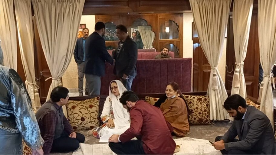 Kashmir: छोटे से रेस्टोरेंट से किया आगाज, आज सैंकड़ों लोगों को रोजगार दे रहे हैं इंजीनियर तारिक