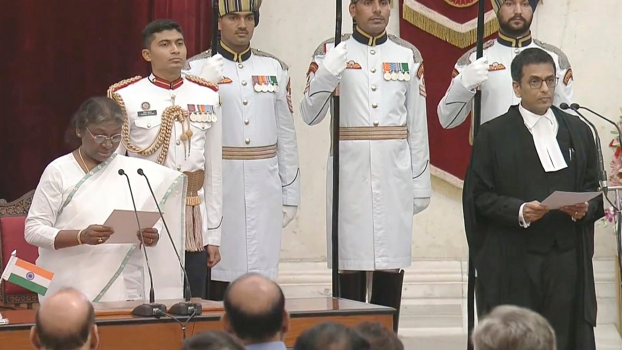 जस्टिस डीवाई चंद्रचूड़ बने देश के 50वें मुख्य न्यायाधीश, राष्ट्रपति मुर्मू ने दिलाई शपथ