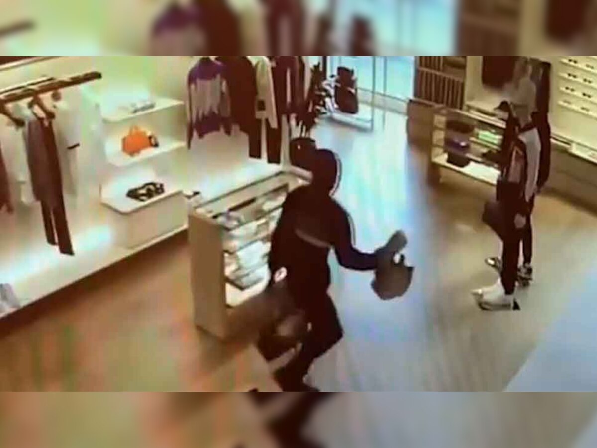 Video: शॉरूम से महंगा सामान चोरी करके भाग रहा था युवक, कांच की खिड़की को समझ लिया दरवाजा और फिर...