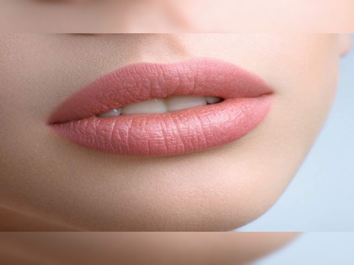 Lips Care: सर्दियों के मौसम में लिप्स हो गए हैं काले और ड्राई? अपनाएं ये घरेलू उपाय 