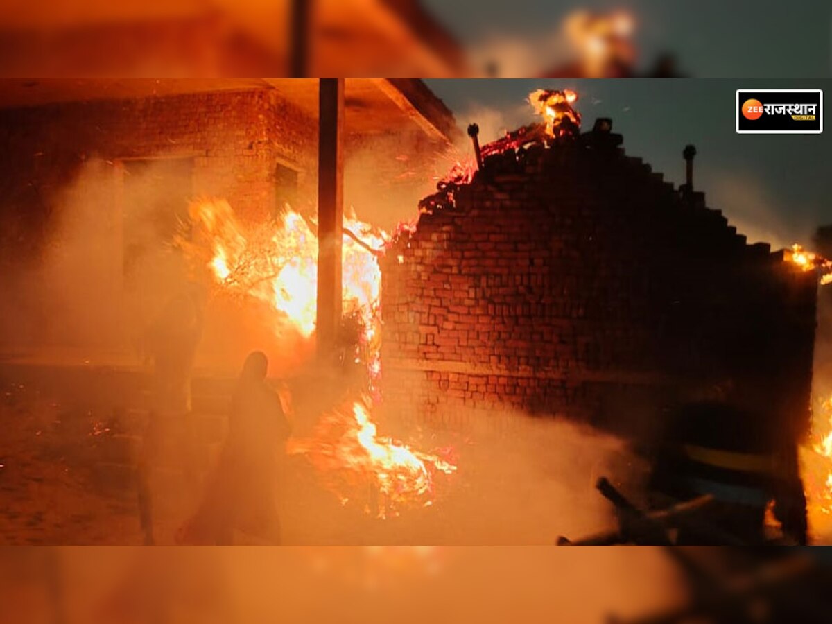 श्रीमाधोपुर: ट्रांसफार्मर में स्पार्किंग से लगी आग, घर में बंधे बकरा-बकरी और लाखों का अनाज जलकर खाक