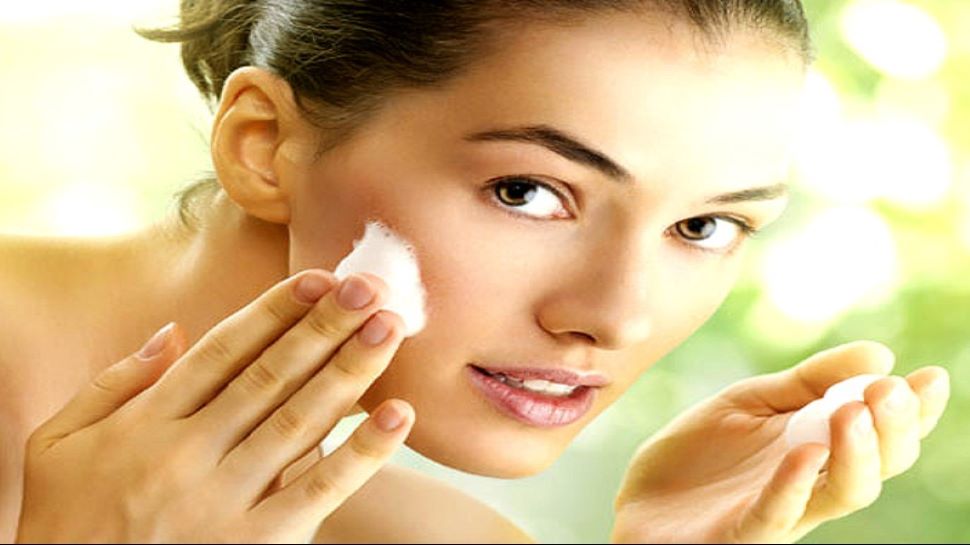 Skin Care Tips: सर्दियों में सोने से पहले इन चीजों से करें चेहरे की मसाज, फेस बनेगा ग्लोइंग और खूबसूरत