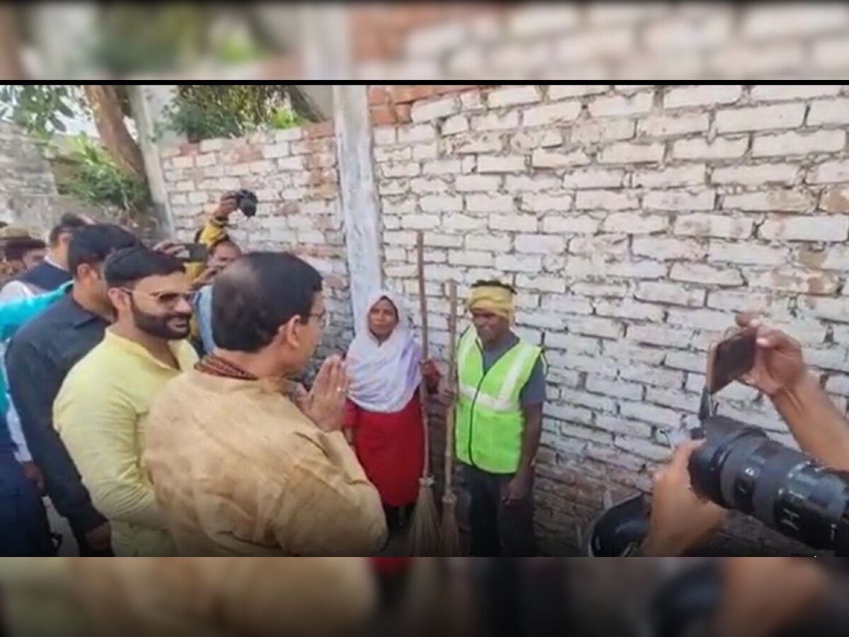 Barabanki: बाराबंकी पहुंचे मंत्री एके शर्मा ने जानी साफ-सफाई की जमीनी हकीकत, बोले- मिलकर करनी है जनता की सेवा