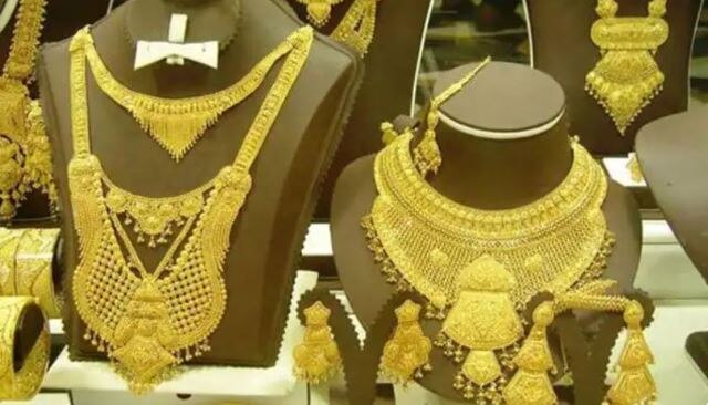 Gold Price Today: दिल्ली में 3,637 रुपये तक सस्ता हुआ सोना, जानें क्या है ताजा कीमत