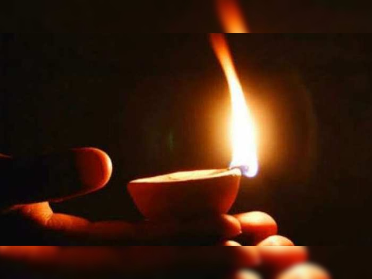 Vastu Tips: दीपक जलाने का होता है खास तरीका, नहीं किया पालन तो जीवन में आ सकती हैं परेशानियां 