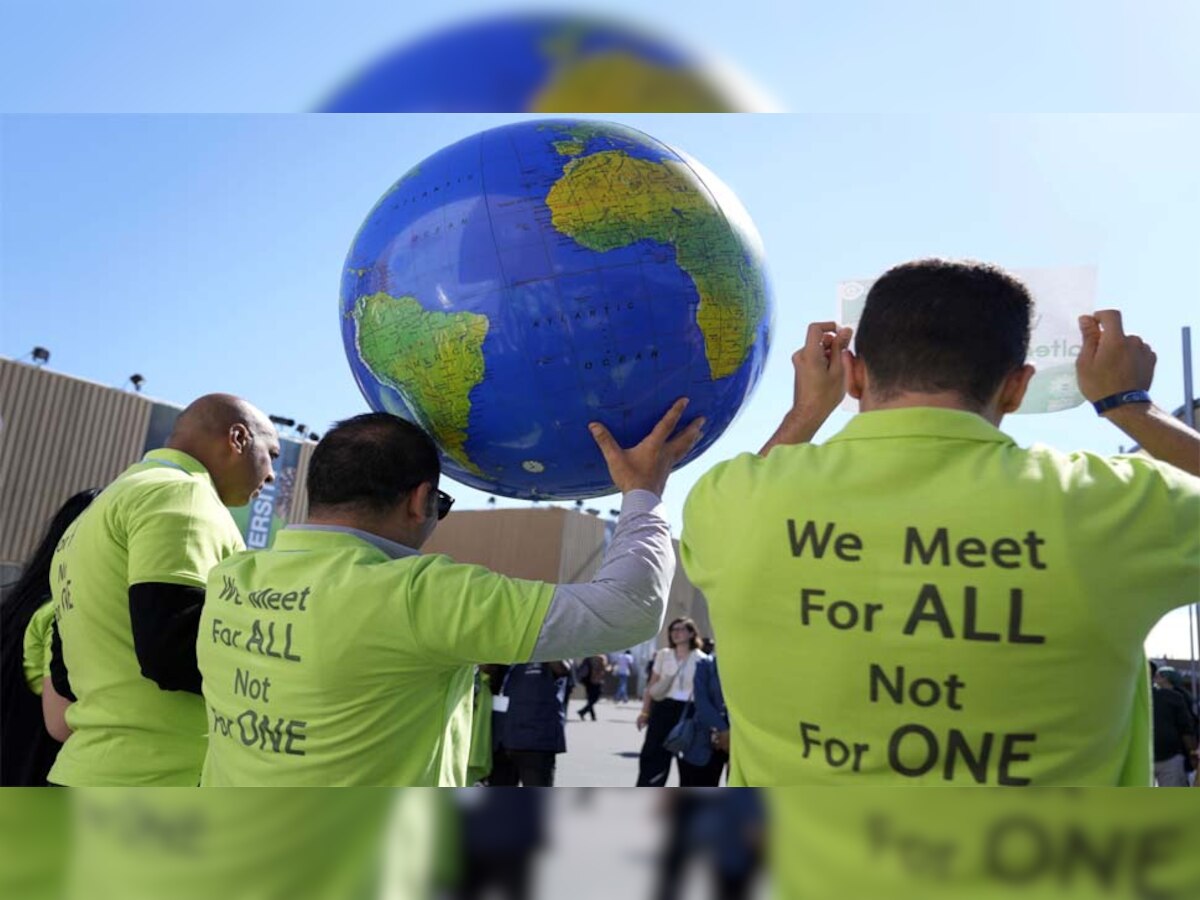 मिस्र के शर्म अल-शेख में गुरुवार को COP27 संयुक्त राष्ट्र जलवायु शिखर सम्मेलन के दौरान ग्लोब दिखाते हुए प्रदर्शनकारी 