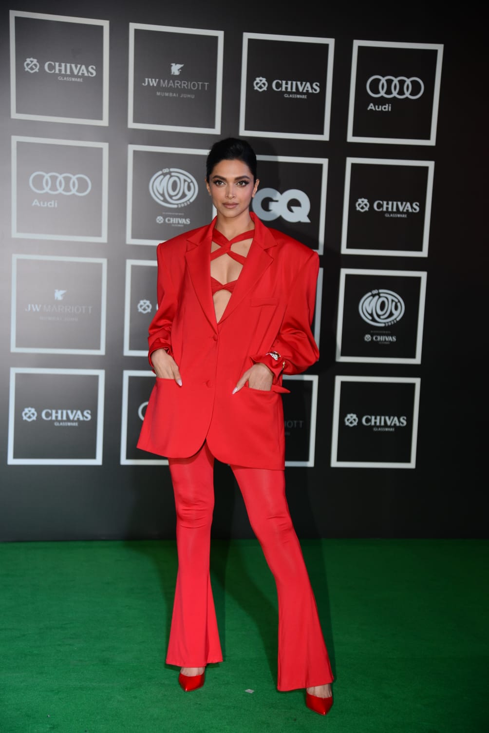 Ranveer Deepika: तलाक की खबरों के बीच पहली बार साथ दिखे रणवीर-दीपिका, पावर कपल के अतरंगी ड्रेस ने खींचा सबका ध्यान...