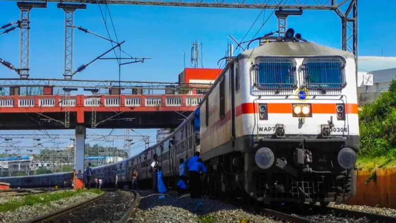 Indian Railway: बिना टिकट ट्रेन में ऐसे कर सकते हैं सफर, TTE भी यात्रा से नहीं रोक सकेगा!